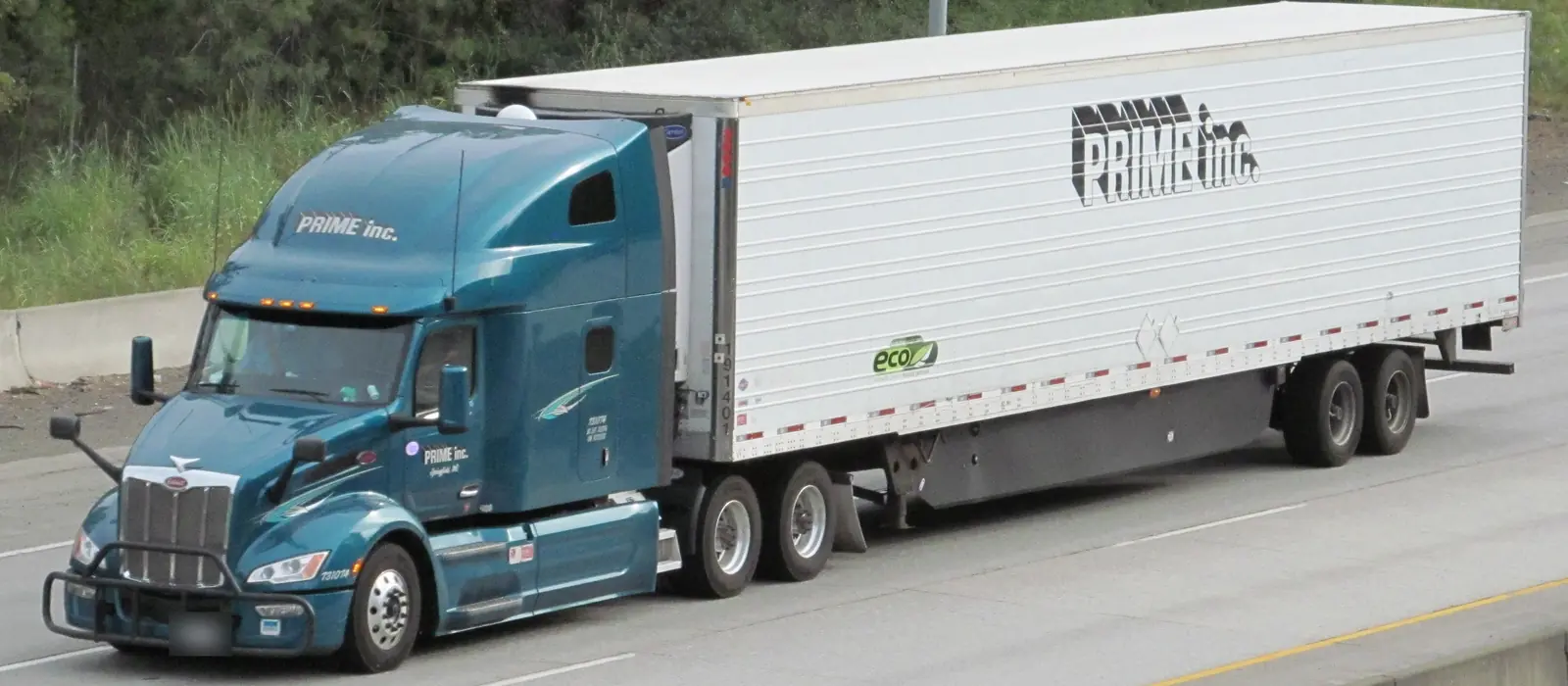Teal Peterbilt 579 pulling a refrigerated trailer on Interstate 90 near Spokane, Washington